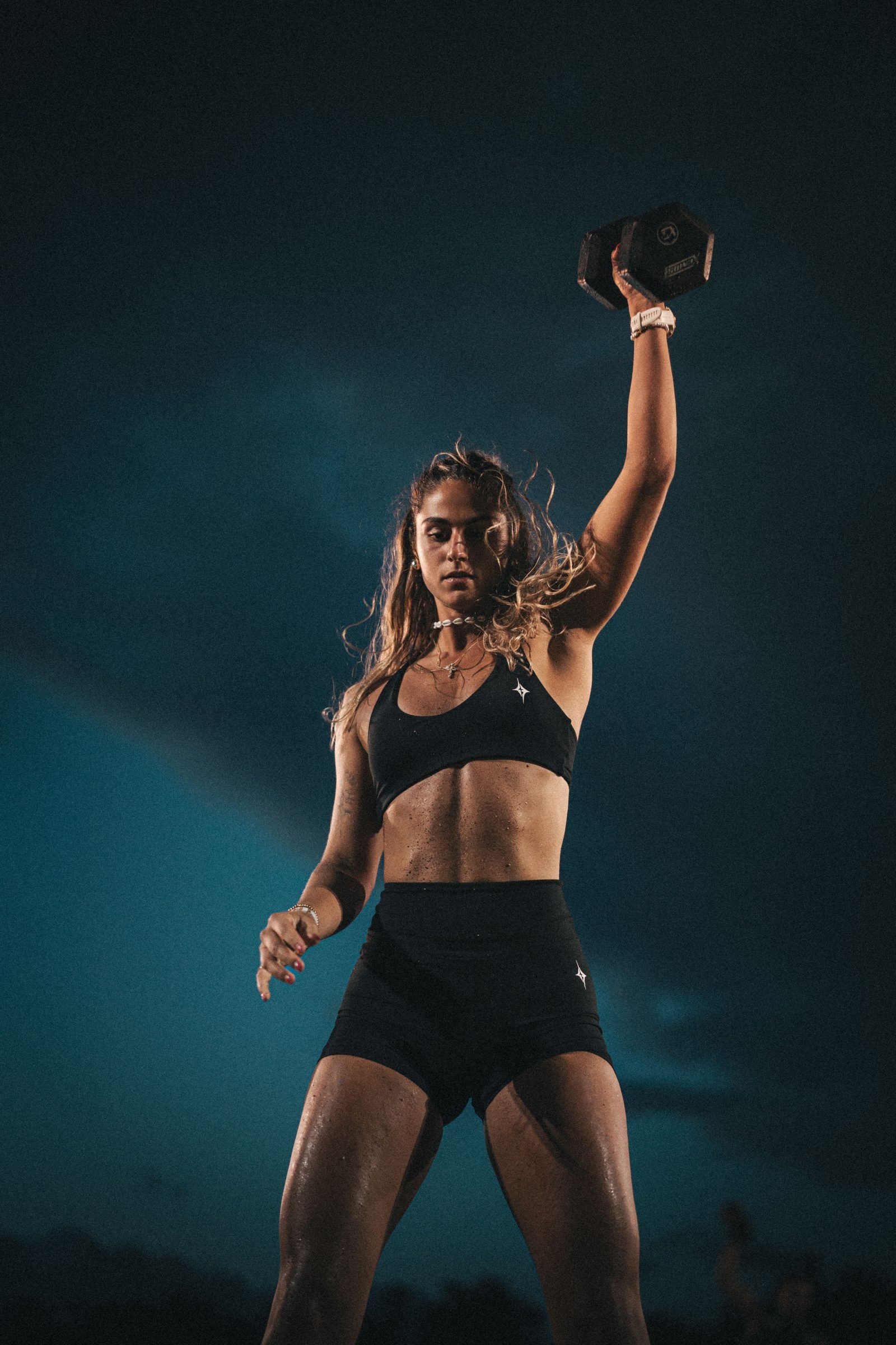 Elia Renaud tenant un haltère, entraînement en salle — Move With Elia